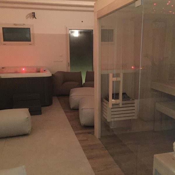 SAUNA IN LEGNO CON MINIPISCINA