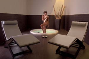 SEDUTA RELAX SUNCROSS IN LEGNO DI OKUME’