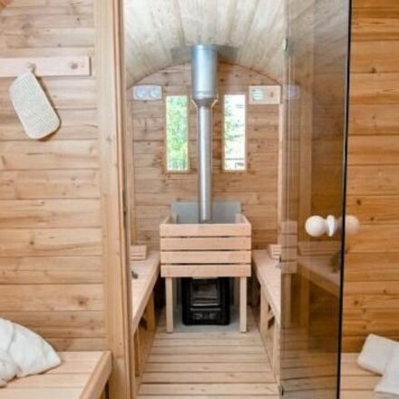 PARTICOLARI INTERNI DELLA SAUNA A BOTTE