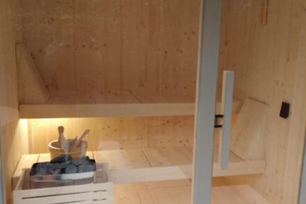 INTERNI SAUNA SPATIUM CON PANCHE IN ABETE E STUFA