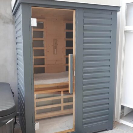 SAUNA CON VERNICIATURA ESTERNA E PANNELLI INFRAROSSI