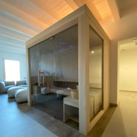 SAUNA IN LEGNO DI PERO CON VETRATA PANORAMICA