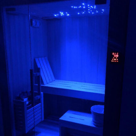 SPA DA INTERNO DAL DESIGN RICERCATO IN LEGNO DI PERO CON VETRATA PANORAMICA