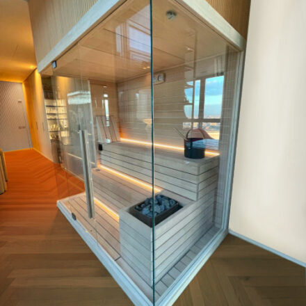 SAUNA INDOOR IN LEGNO CON VETRATE PANORAMICHE