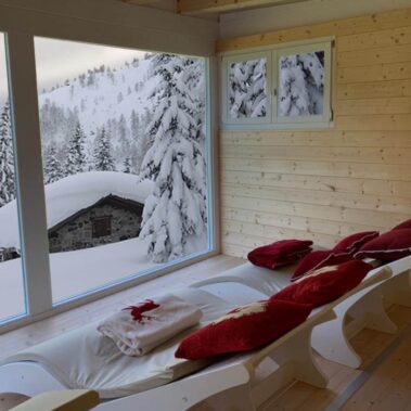 FOTO DI INTERNO DI CASETTE OUTDOOR CON VISTA NEVE