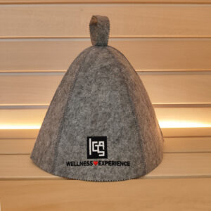 CAPPELLINO PER SAUNA IN FELTRO GRIGIO PERSONALIZZATO WELLNESS EXPERIENCE CON LOGO