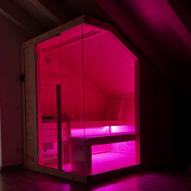 SAUNA CON TETTO A PENDENZA E CROMOTERAPIA