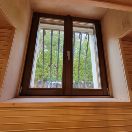 PARTICOLARE DI FINESTRA IN SAUNA