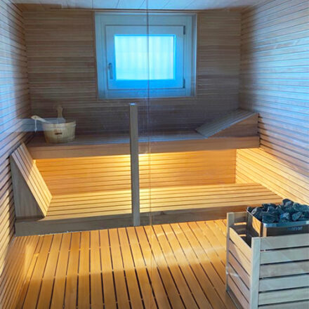 FINESTRA CON APERTURA INCORPORATA IN SAUNA