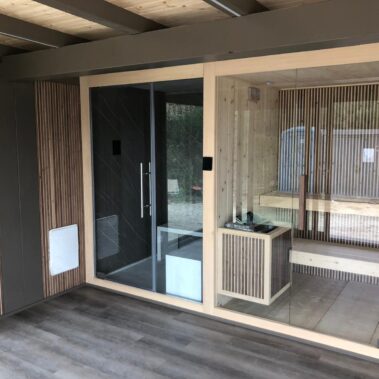 INTERNO DI CASETTA BENESSERE CON SAUNA E BAGNO TURCO