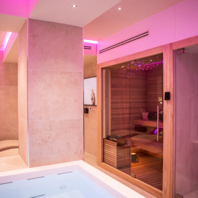 Sauna con bagno turco a bordo piscina in una spa