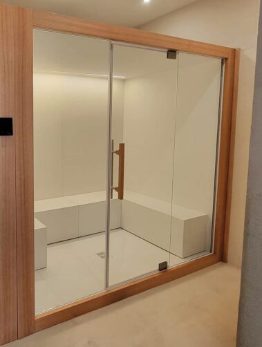 BAGNO TURCO CON PANCHE TAMPONATE E CORNICE IN LEGNO FACENTE PARTE DI MONOBLOCCO ALL INN