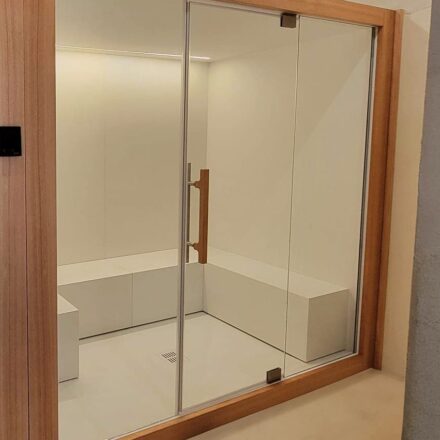 BAGNO TURCO CON PANCHE TAMPONATE E CORNICE IN LEGNO FACENTE PARTE DI MONOBLOCCO ALL INN