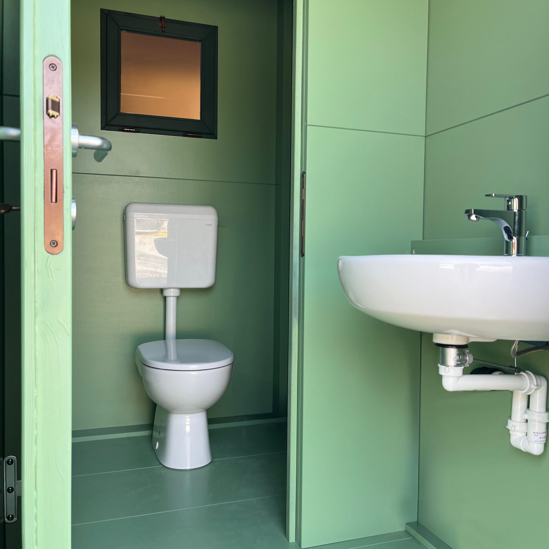 PARTICOLARI INTERNI DI BAGNO CINDY CON SANITARI BASE