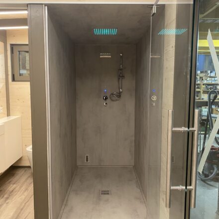 INTERNO BAGNO TURCO E DOCCIA CON SOFFIONE PIOGGIA RGB CON TETTARELLE ANTI CALCARE IN SILICONE E CASCATA D'ACQUA