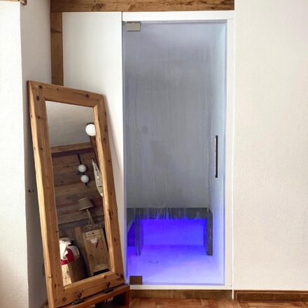 CABINA DOCCIA E BAGNO TURCO CON FINITURA BIANCA E CROMOTERAPIA ALL'INTERNO. CABINA INSERITA ALL'INTERNO DI UN B&B