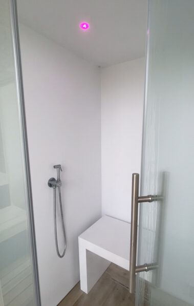 INTERNO BAGNO TURCO CON FINITURA BIANCA E PAVIMENTAZIONE GIA' ESISTENTE. FARETTO LED RGB