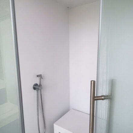 INTERNO BAGNO TURCO CON FINITURA BIANCA E PAVIMENTAZIONE GIA' ESISTENTE. FARETTO LED RGB