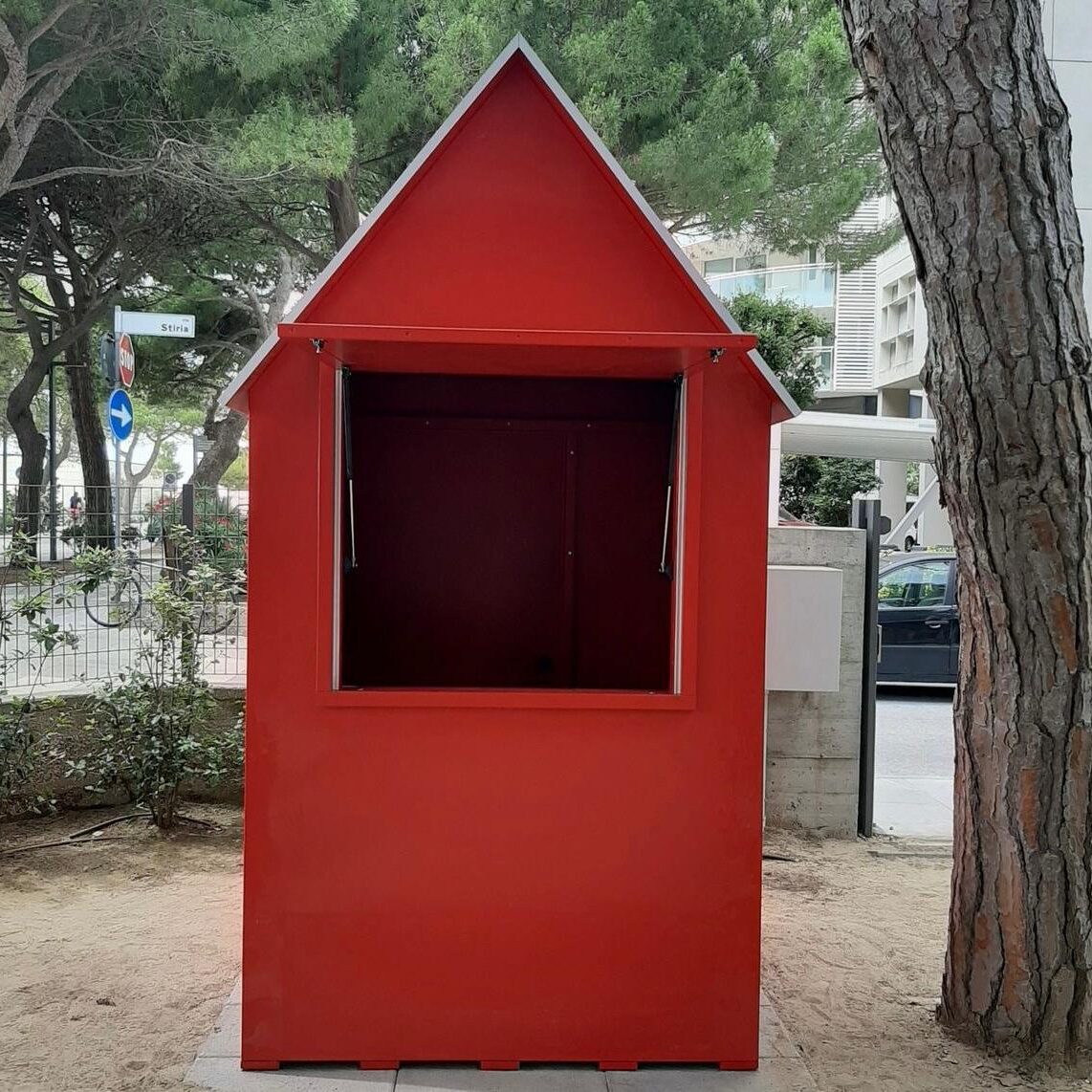 CABINA PICCOLA ROSSO ACCESO PER ACCOGLIMENTO O ACCETTAZIONE CLIENTI