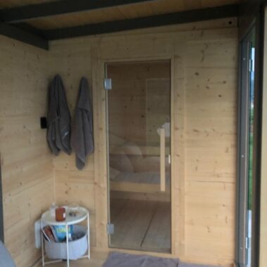 INTERNO CASETTA IN ABETE CON VISTA SAUNA