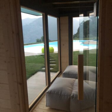 INTERNI CASETTA IN ABETE CON VISTA POLTRONE