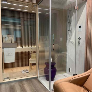 INTERNI CASETTA FIERA CON VISTA SU SAUNA IN ABETE E NOCE CANALETTO E DOCCIA CON BAGNO TURCO