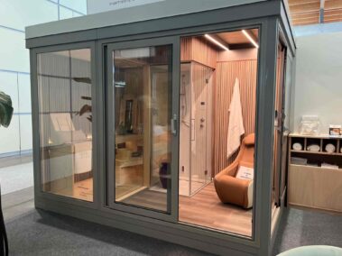CASETTA BENESSERE PRESENTATA IN FIERA CON SAUNA TULLE, DOCCIA E PICCOLA AREA RELAX