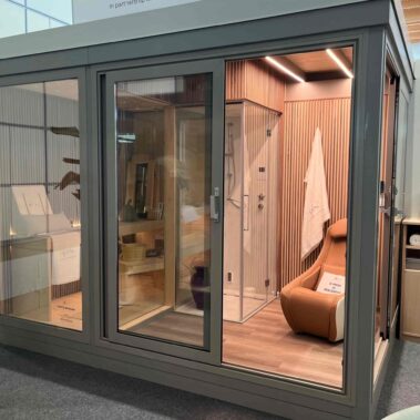 CASETTA BENESSERE PRESENTATA IN FIERA CON SAUNA TULLE, DOCCIA E PICCOLA AREA RELAX
