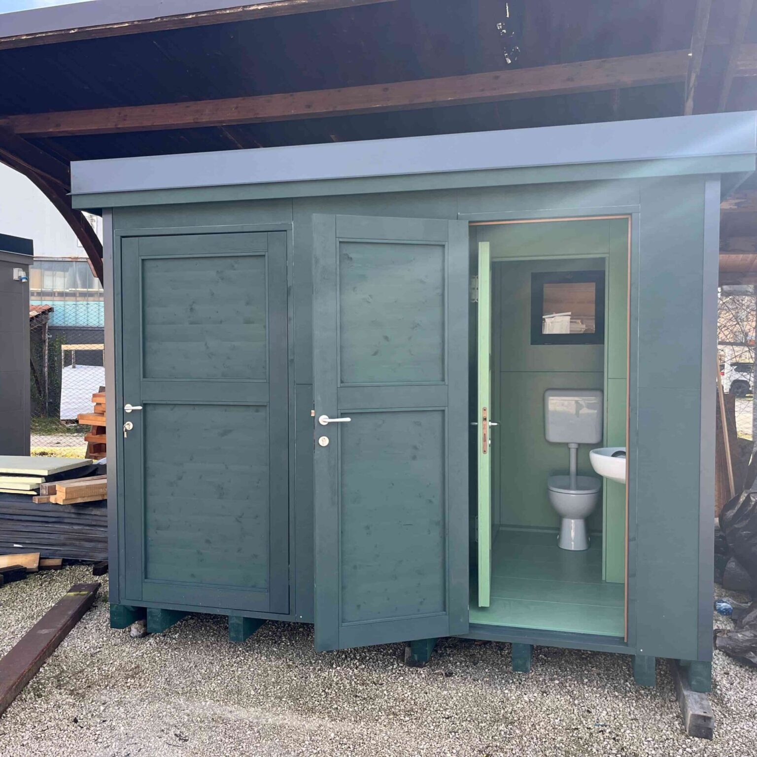 CASETTA BAGNO CON 2 BAGNI E FINITURA CON IMPREGNAZIONE VERDE