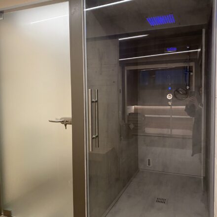 CABINA DOCCIA CON BAGNO TURCO INSERITA IN CASETTA WELLNESS