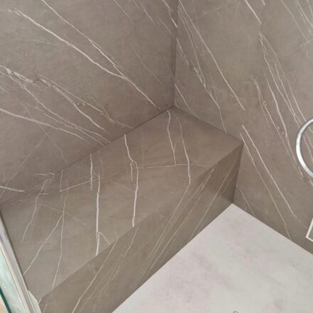 SEDUTA CHIUSA ALL'INTERNO DI CABINA BAGNO TURCO