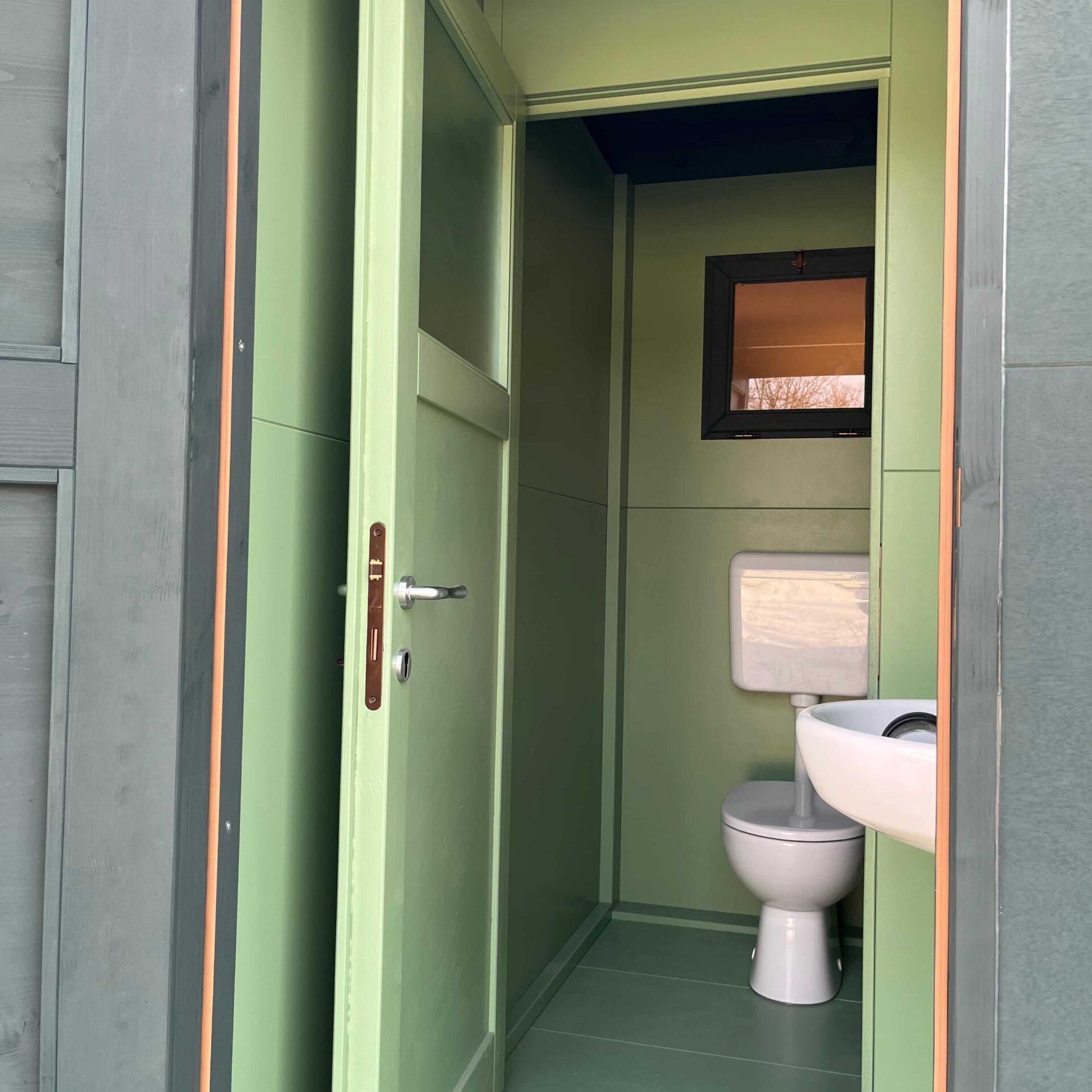 INTERNI BASE BAGNO CON WC E LAVANDINO IN ZONE SEPARATE