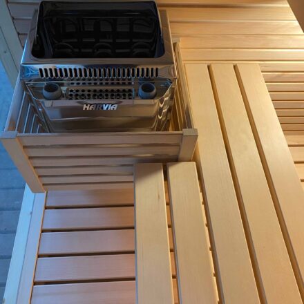 PARTICOLARE DI PANCA SCANTONATA IN SAUNA PER CREARE L'ALLOGGIAMENTO DELLA BIO SAUNA