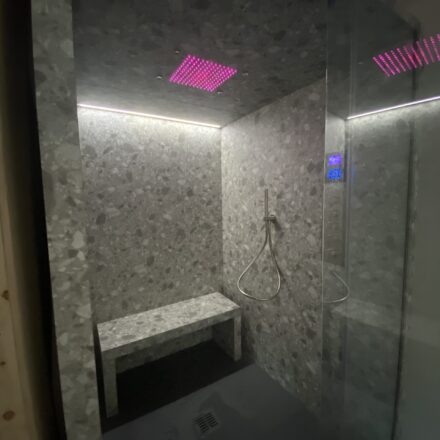INTERNI BAGNO TURCO CON FINITURA MARMORIZZATA ESOFFIONE PIOGGIA A LED RGB CM 30 X 30
