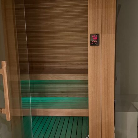 INTERNI DI SAUNA IN OKUME' MODELLO KAZAKISTAN CON STRIP LED RGB