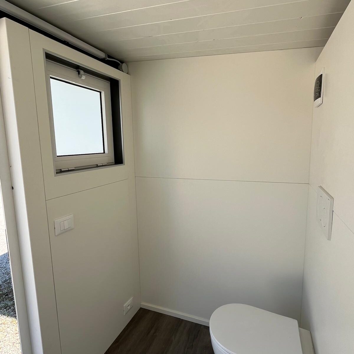 INTERNI DI DESIGN PER BAGNO DA ESTERNO FRONTE PISCINA