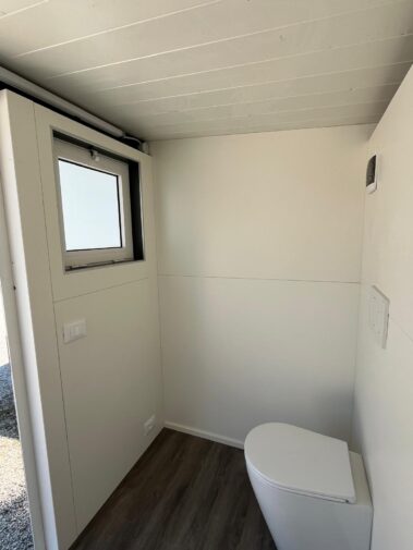 INTERNI DI DESIGN PER BAGNO DA ESTERNO FRONTE PISCINA