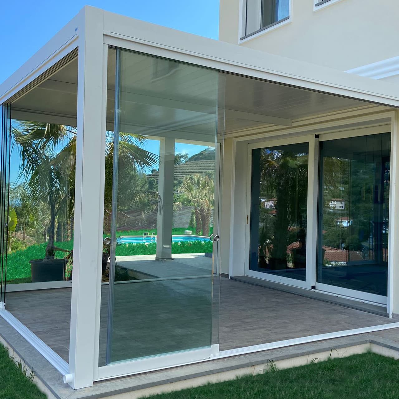 FOTO DI PERGOLA BIOCLIMATICA CON CHIUSURA CON VETRATE SCORREVOLI
