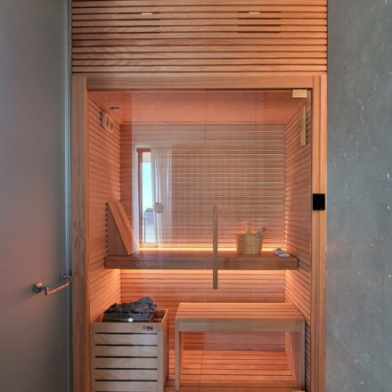 SAUNA KAZAKISTAN REALIZZATA PER DILETTA LEOTTA IN SPAZIO RISTRETTO CON BOISERIE FINO AL SOFFITTO