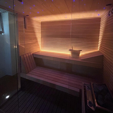 PARTICOLARI INTERNI DI BIO-SAUNA IN OKUME' CON LISTELLI E LUCE SOFFUSA
