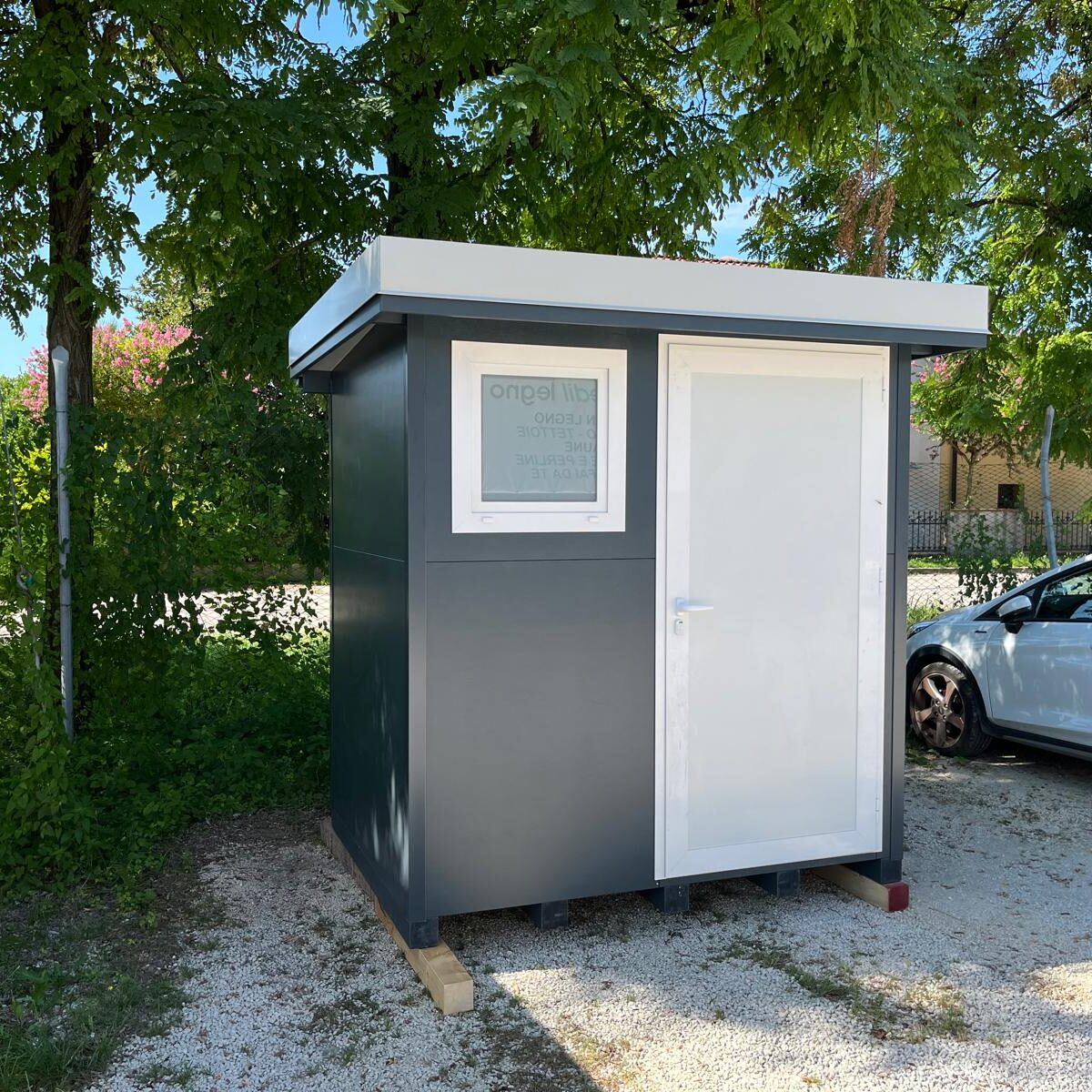 BAGNO WOODY GRIGIO CON SERRAMENTI IN ALLUMINIO BIANCHI