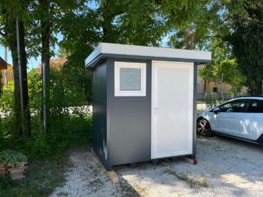 BAGNO WOODY GRIGIO CON SERRAMENTI IN ALLUMINIO BIANCHI