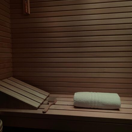 PARTICOLARI INTERNI DI PANCA IN OKUME' IN SAUNA KAZAKISTAN