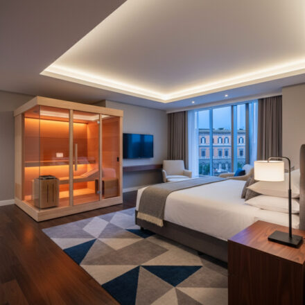 Sauna in stile moderno in camera d'hotel di lusso.