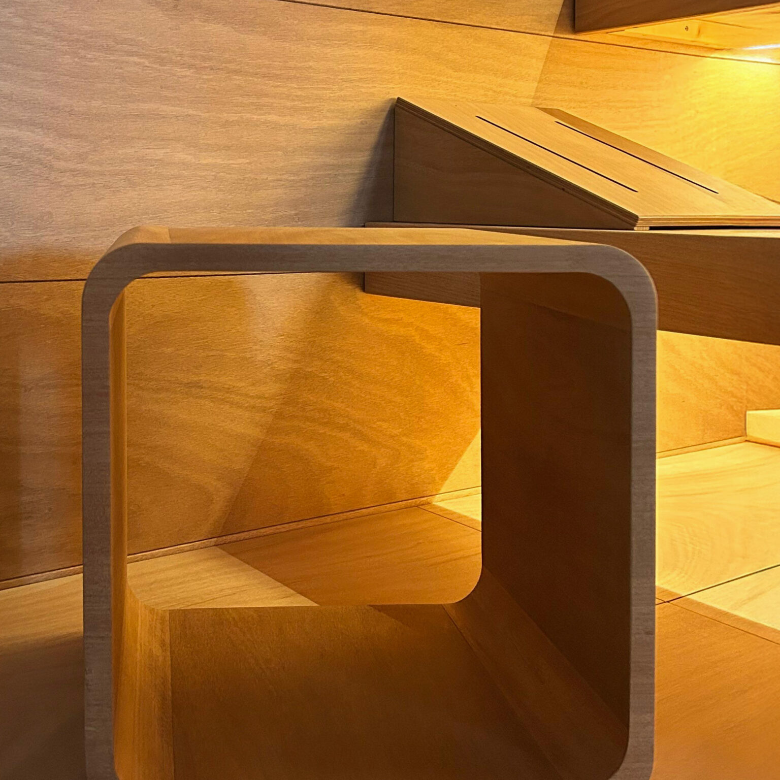 SGABELLO CURVY IN OKUME'